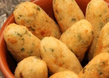 Bolinhos de Mandioca com Atum: Salgadinhos Crocantes