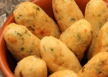 Bolinhos de Mandioca com Atum: Salgadinhos Crocantes