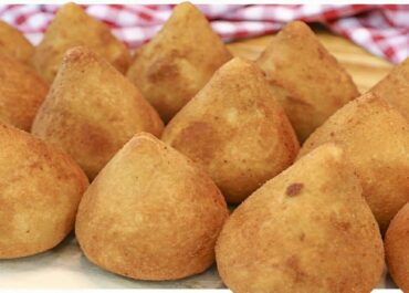 Coxinha com Massa de Batata e Farinha de Trigo