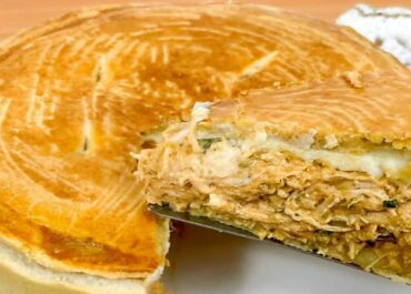 Torta de Frango Cremoso com Massa de Iogurte
